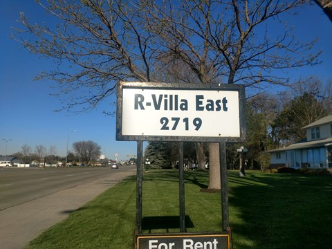 a street sign that reads r villa east 2179