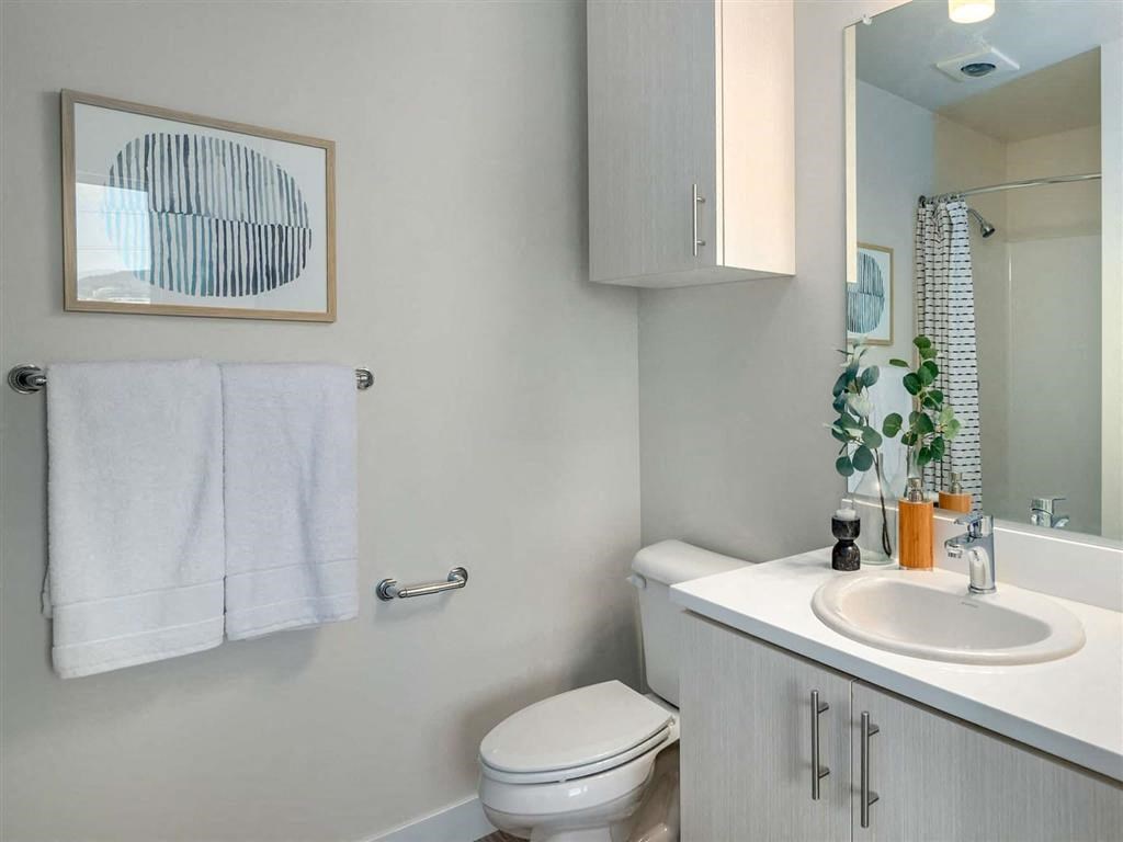 Modern bathrooms with bathtub and shower at Acqua Apartments.