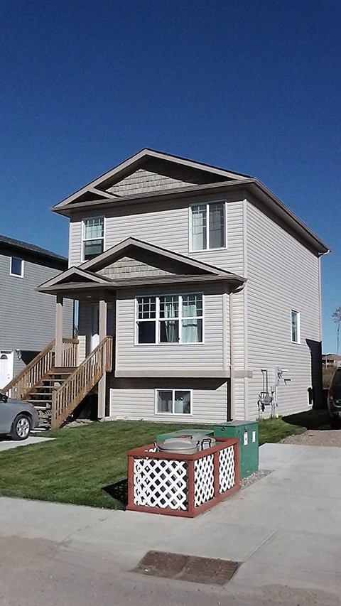 Unit A 201 26 Street 3 Beds Apartment for Rent