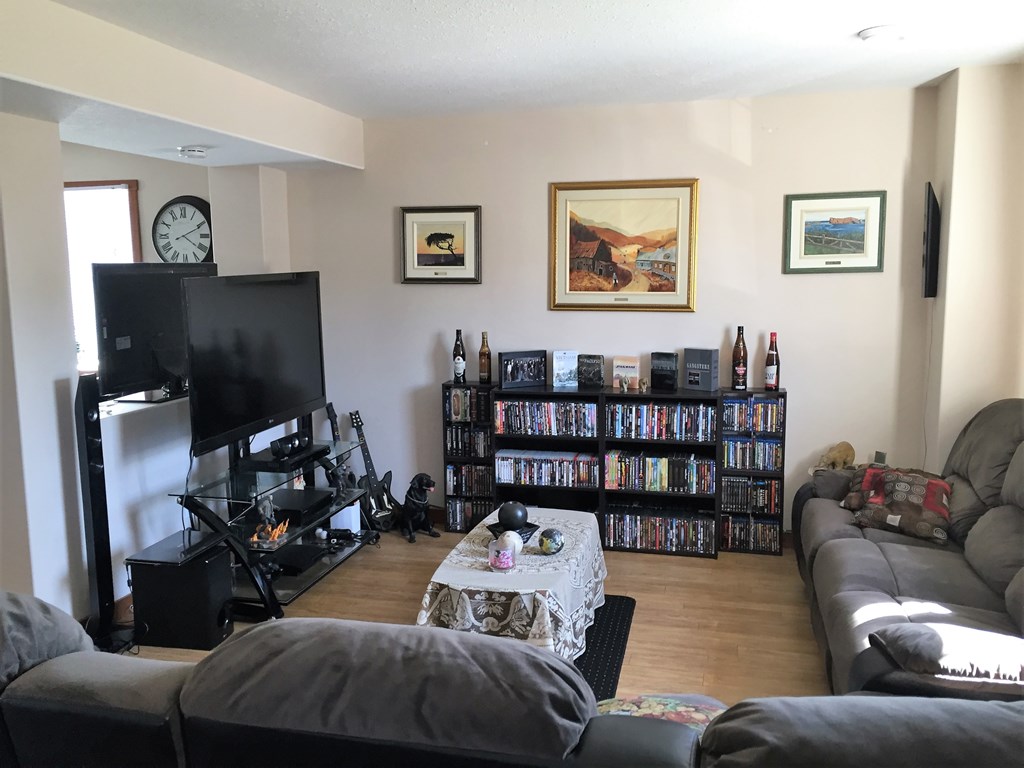 Unit A 201 26 Street 3 Beds House for Rent - Photo Gallery 4