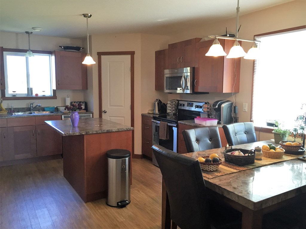 Unit A 201 26 Street 3 Beds House for Rent - Photo Gallery 5