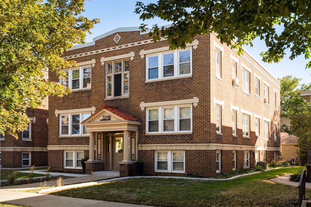 Columbus Pointe Apartments (Nina)