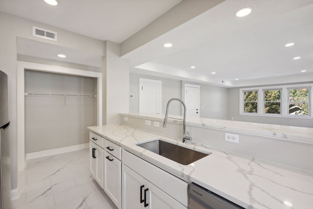 Columbus Pointe Apartments (Nina)