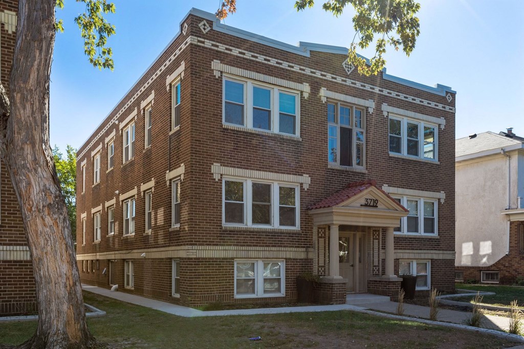 Columbus Pointe Apartments (Nina)