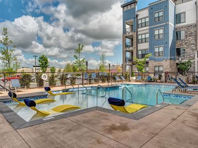 vintage-at-avenue-pool