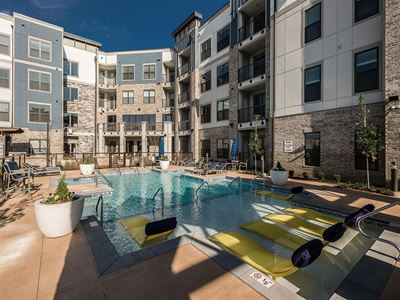 vintage-at-avenue-pool