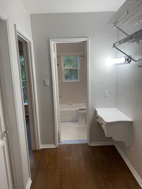 Apartments for rent in Beverly Hills with vanity area
