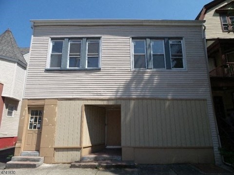 138 Sanford Street 3 Beds Apartment for Rent