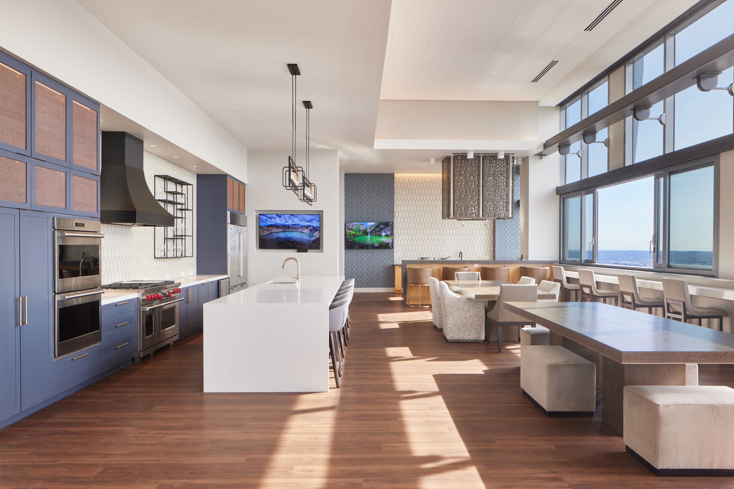 Entertaining lounge with culinary kitchen, indoor grill and dining area