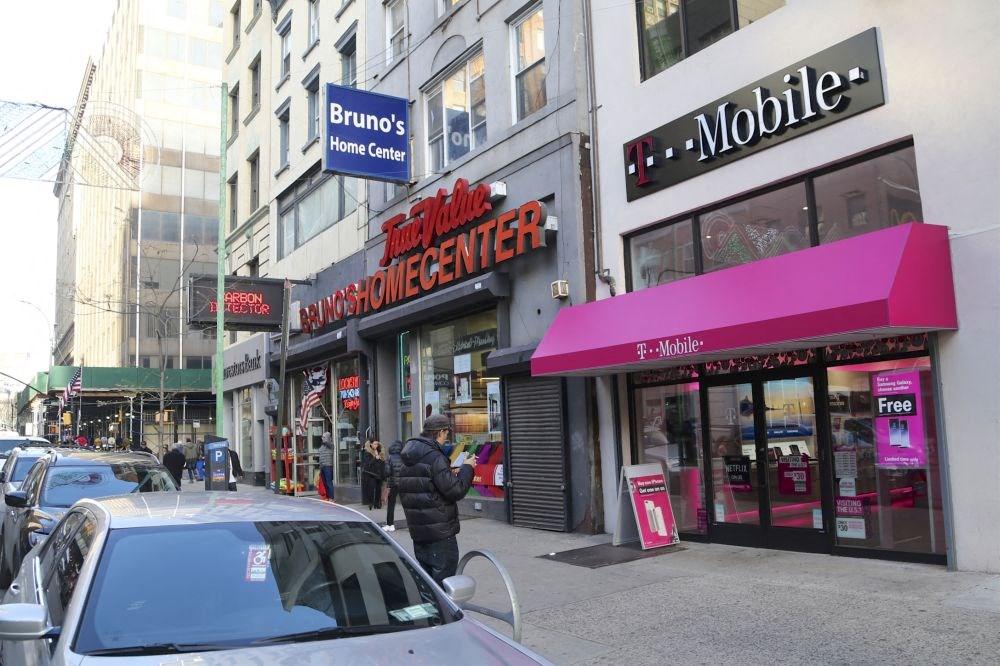a street view of a restaurant on a city street