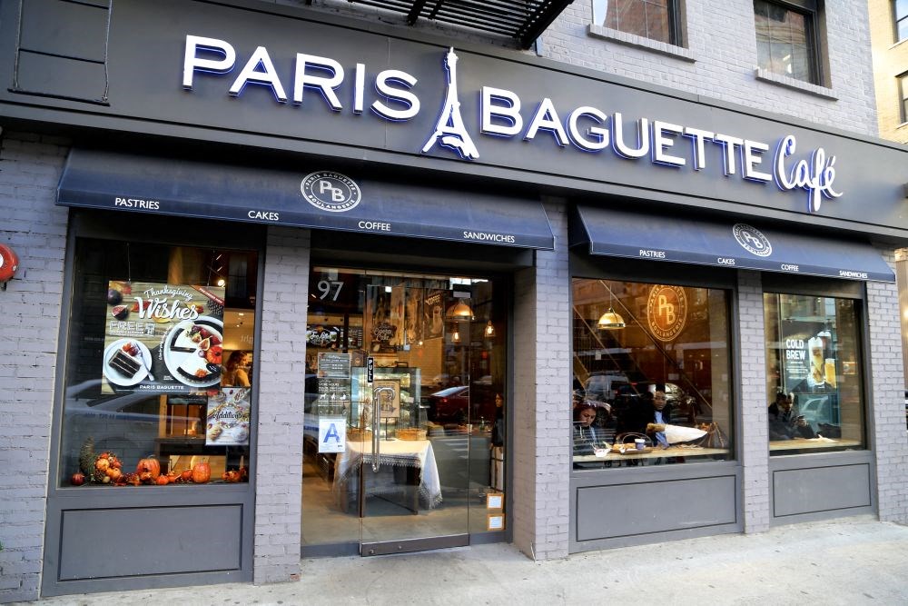 the front of a restaurant called paris baguette cafe