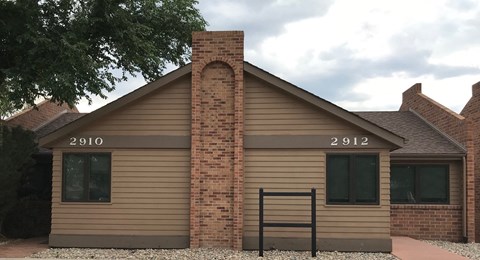 A house with the numbers 2910 and 2912 on the front.