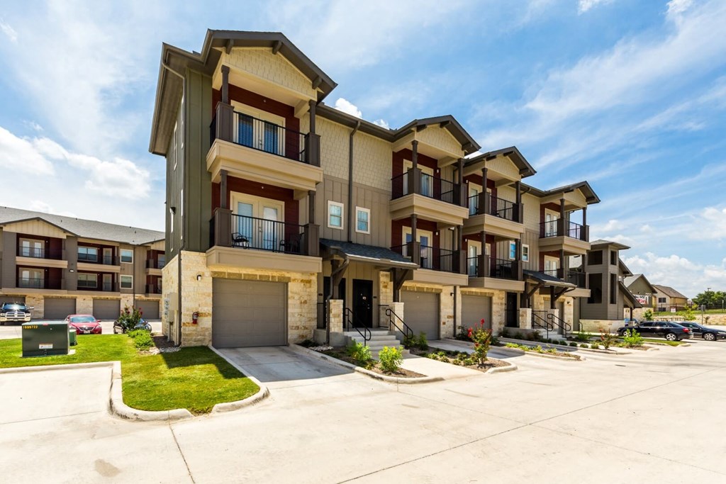 Exterior View of Units at Legacy Creekside Apartments, San Antonio