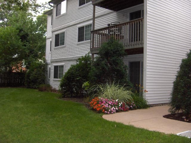 a sidewalk in front of a white house