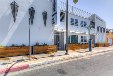 813 E. Ogden Ave Studio Apartment for Rent