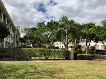 325 Executive Center Dr. 1 Bed Apartment for Rent - Photo Gallery 3