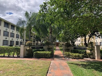325 Executive Center Dr. 1 Bed Apartment for Rent - Photo Gallery 4
