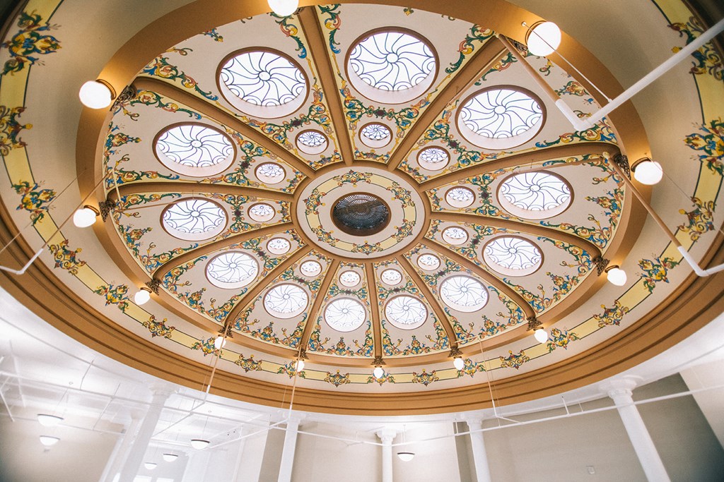 a view of the dome of the ceiling of the court room at the civic center