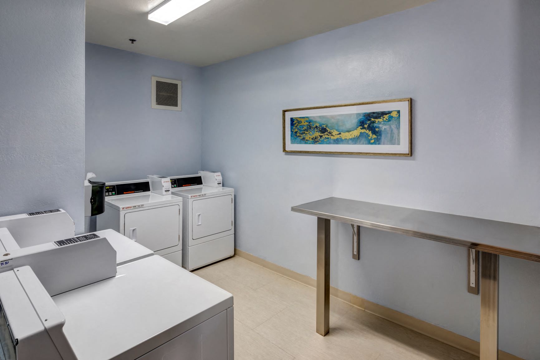 Apartments in Hancock Park, CA - Community Laundry Center