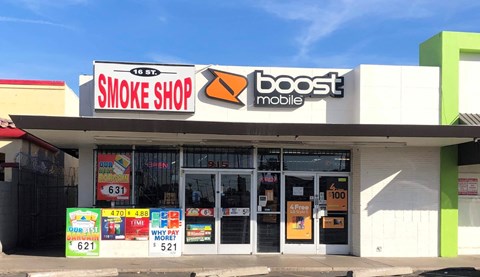 the front of a smoke shop mobile gas station