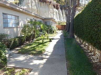 a sidewalk in front of a white house