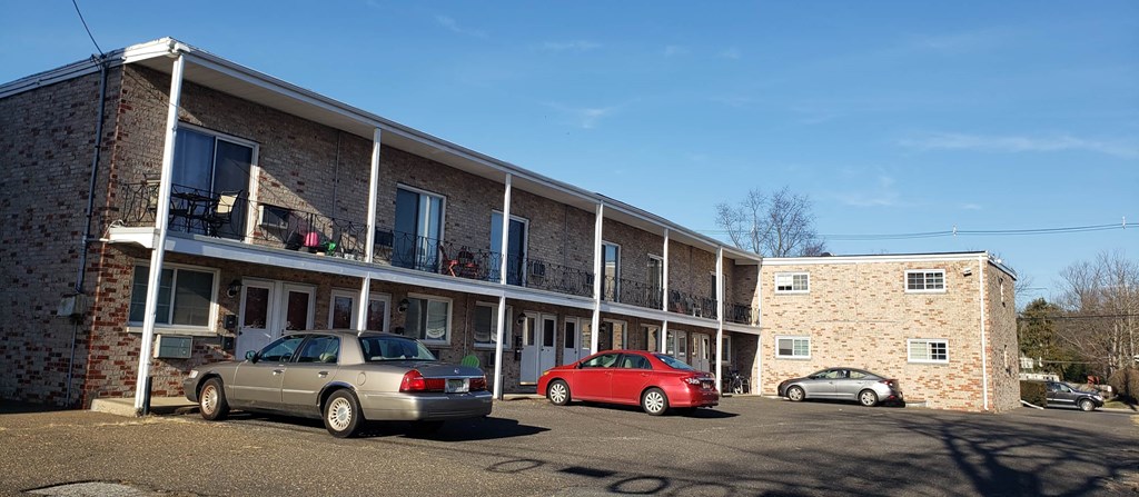 a row of cars parked in front of a building