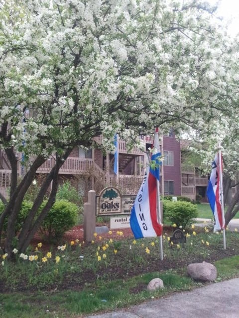 A sign that says Oaks in front of a building.
