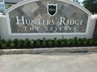 the sign for hunters ridge the reserve at the entrance of the building
