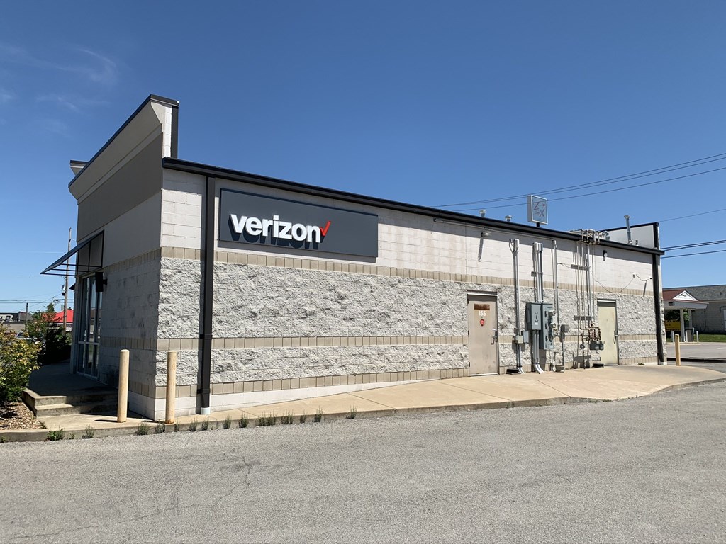 A Verizon store with a clear blue sky in the background.