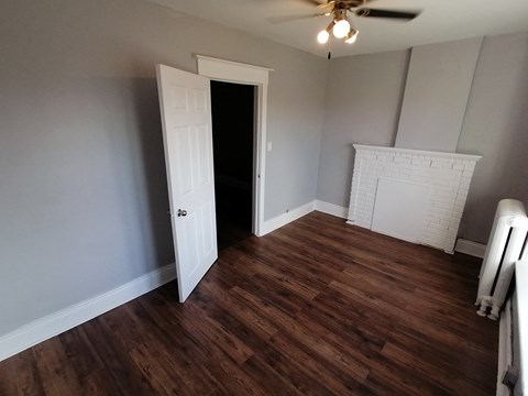 186 1/2 Ottawa Street North 1 Bed Apartment for Rent - Photo Gallery 2