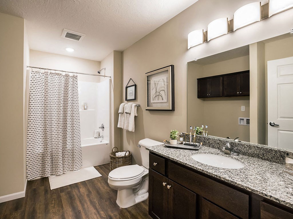 Greenwood Indiana Apartment Rentals Redwood Living Redwood Greenwood Bathroom
