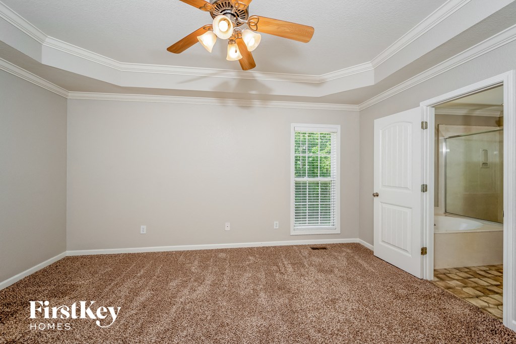 the master bedroom has a closet and a ceiling fan