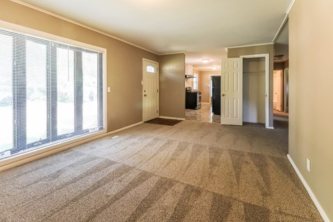 67 Austin Ave 3 Beds Apartment for Rent
