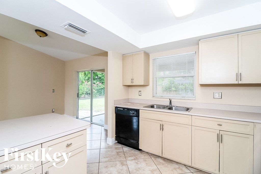 242 SW 34th Terrace 3 Beds House for Rent - Photo Gallery 7