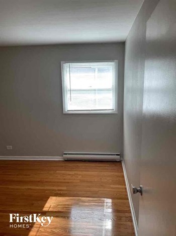 251 N Pleasant Dr 3 Beds House for Rent - Photo Gallery 6