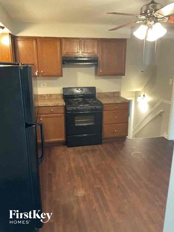 251 N Pleasant Dr 3 Beds House for Rent - Photo Gallery 5