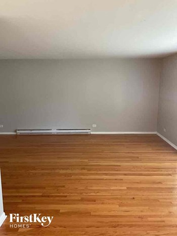 251 N Pleasant Dr 3 Beds House for Rent - Photo Gallery 3