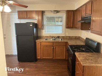 251 N Pleasant Dr 3 Beds House for Rent - Photo Gallery 4