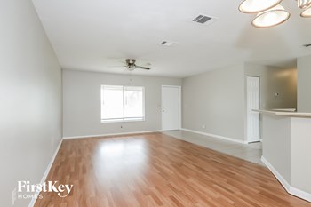 301 SE Whitmore Dr 3 Beds House for Rent - Photo Gallery 4
