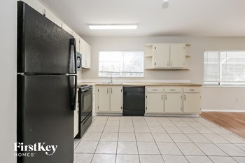 301 SE Whitmore Dr 3 Beds House for Rent - Photo Gallery 6