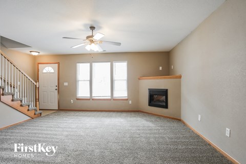 316 Ne Coldwater Creek Dr 3 Beds Apartment for Rent