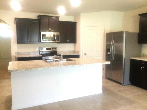 407 SW Lakehurst Drive 4 Beds Apartment for Rent