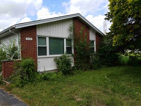 410 S Villa Ave 3 Beds Apartment for Rent