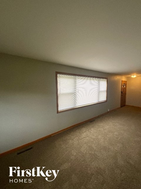 422 Granville Ave 3 Beds Apartment for Rent