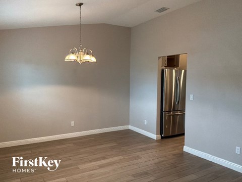 526 SW Dahled Ave 4 Beds Apartment for Rent