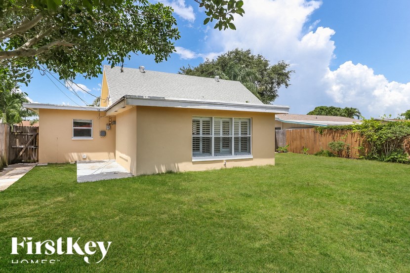 A small house with a white lawn in front of it.