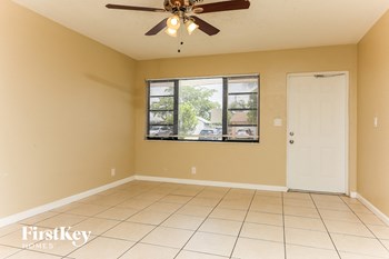 601 SW 14 Court 3 Beds House for Rent - Photo Gallery 3