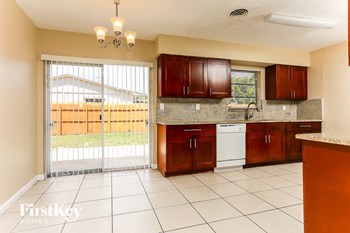 601 SW 14 Court 3 Beds House for Rent - Photo Gallery 5
