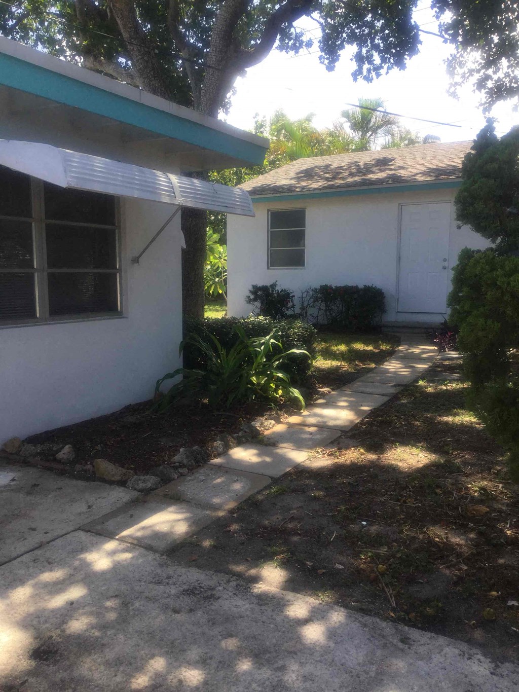 a sidewalk in front of a white house