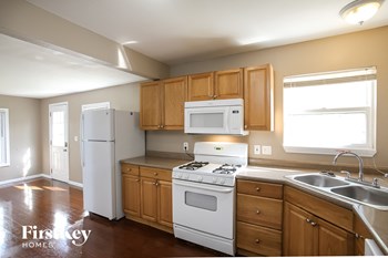 717 Sunset Drive 3 Beds House for Rent - Photo Gallery 6